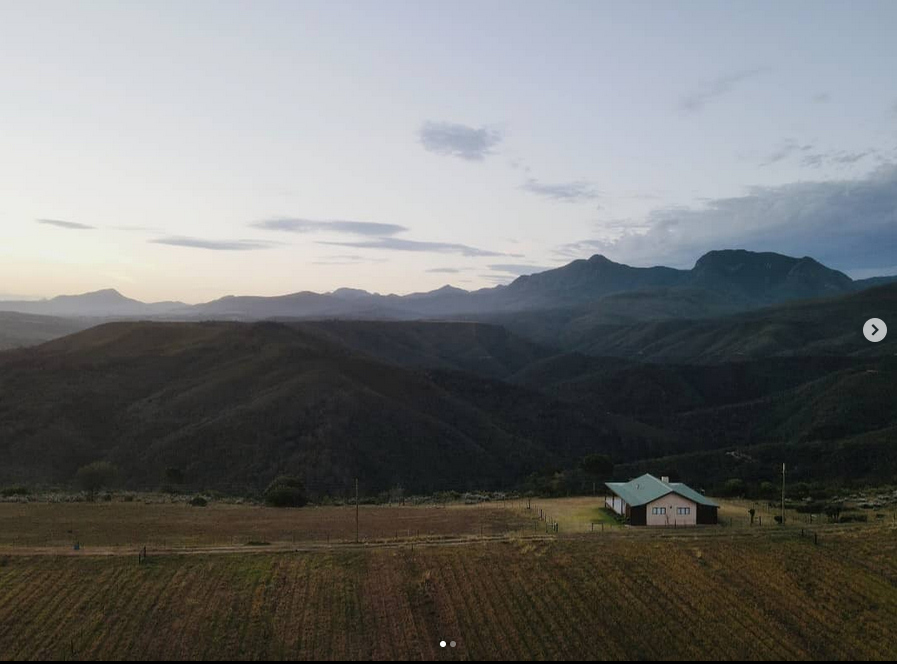 Wolkedans cabin with mountain backdrop at dusk